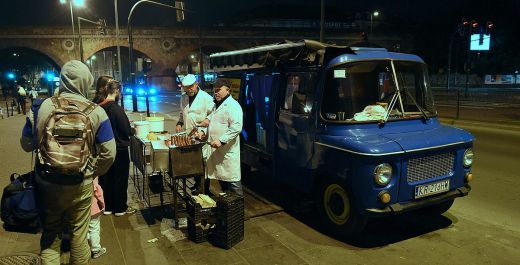 Kiełbaski z Niebieskiej Nyski pod Halą Targową